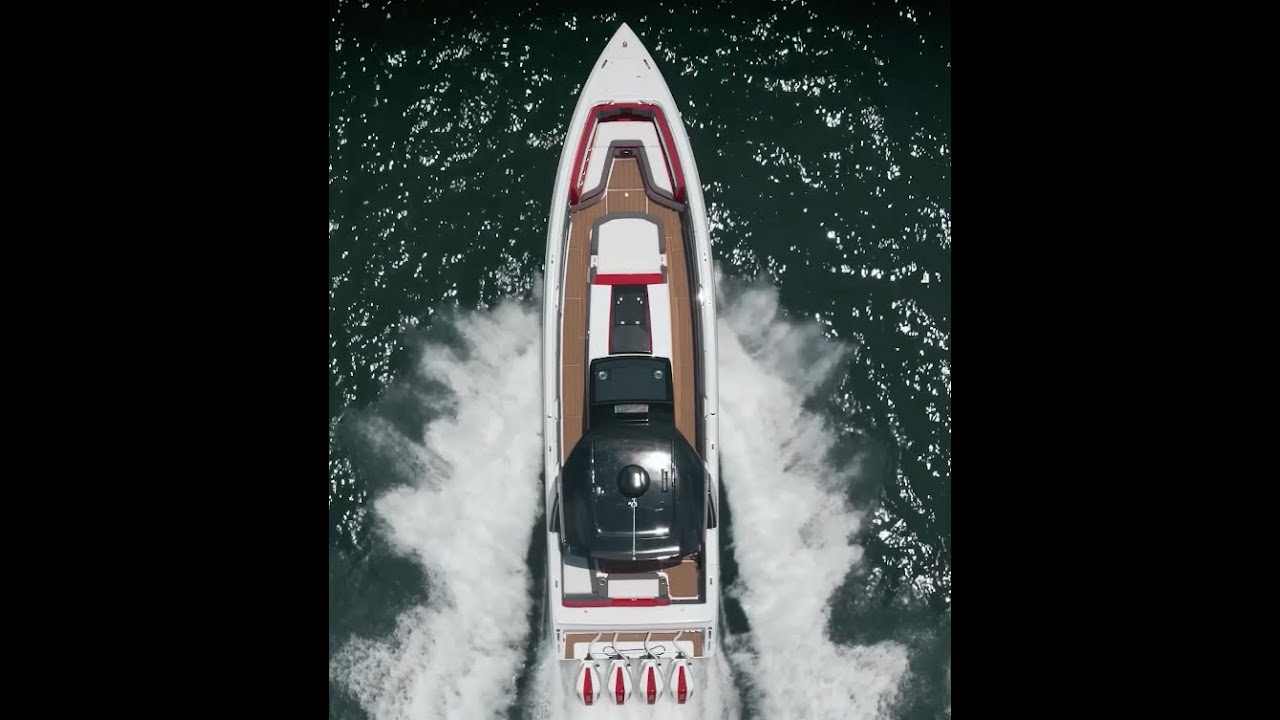 Experience the Cigarette Racing 42 Auroris