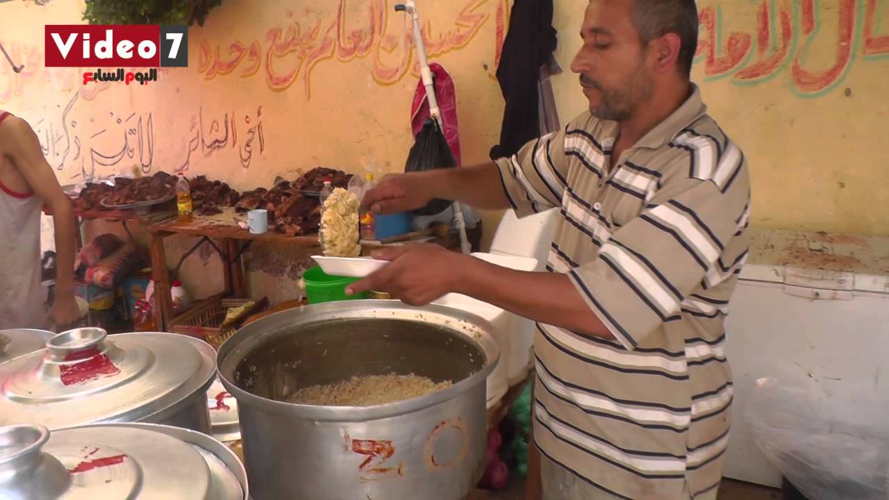 «فيديو7» من داخل مطبخ رابعة العدوية..الطباخون: الوجبة بـ5جنية ومعندناش «جرب»