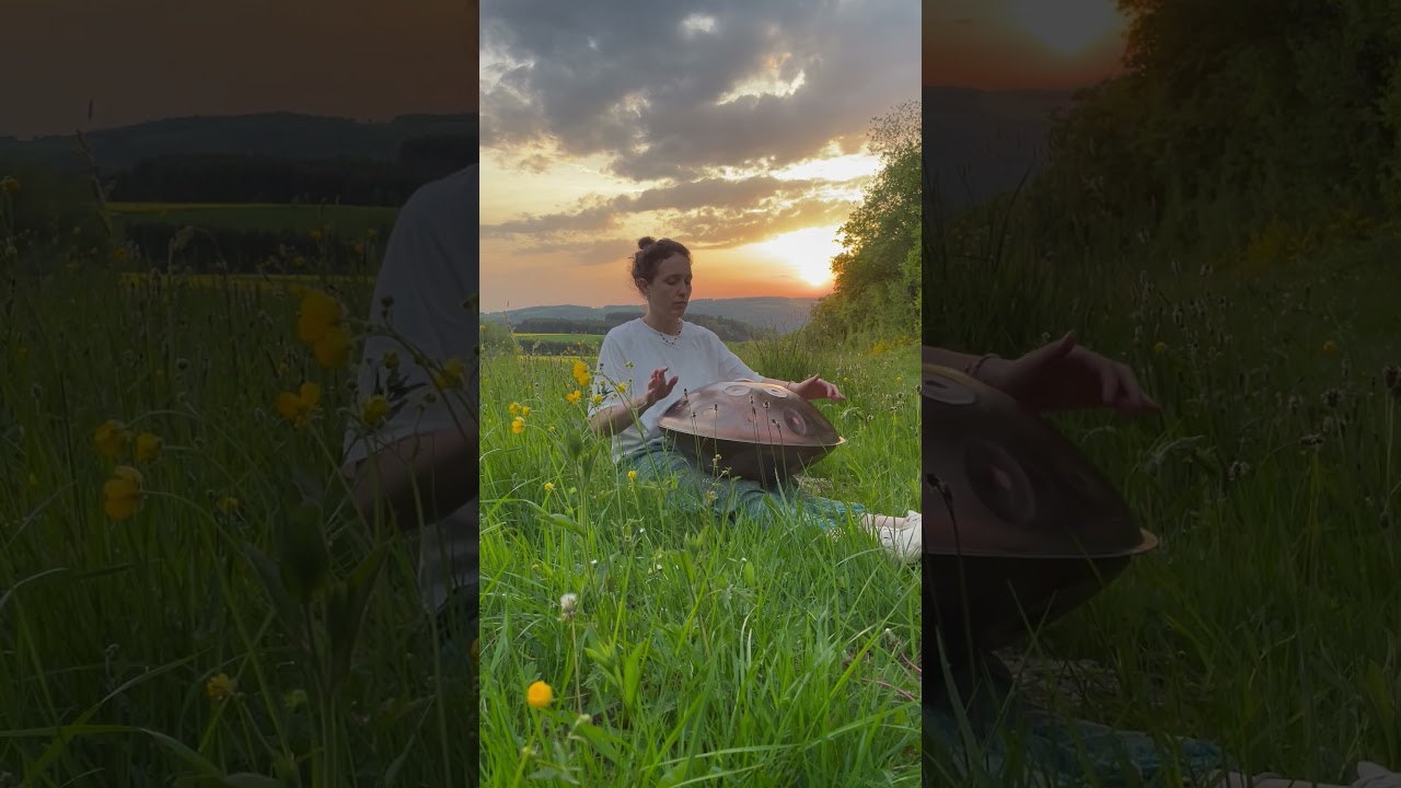 Handpan Spiel beim Sonnenuntergang