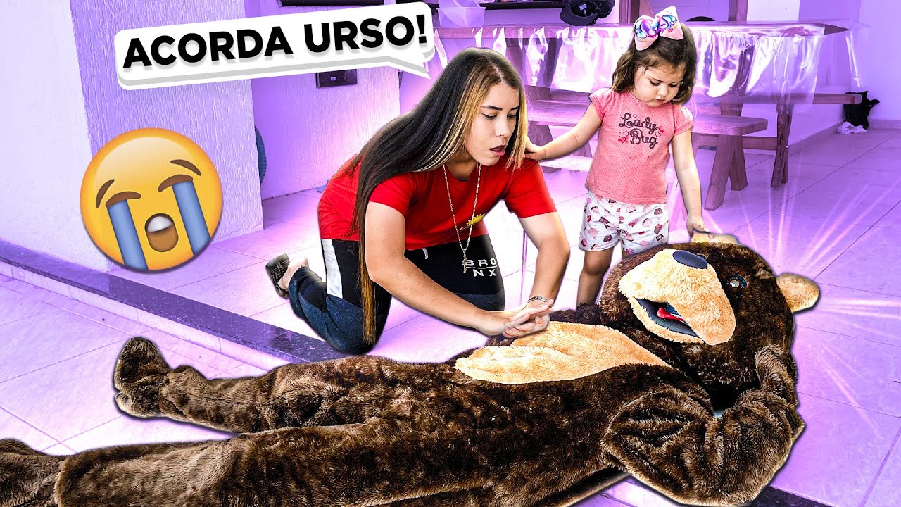 O URSO GIGANTE DORMIU DO NADA E MINHA IRMÃZINHA FICOU PREOCUPADA!