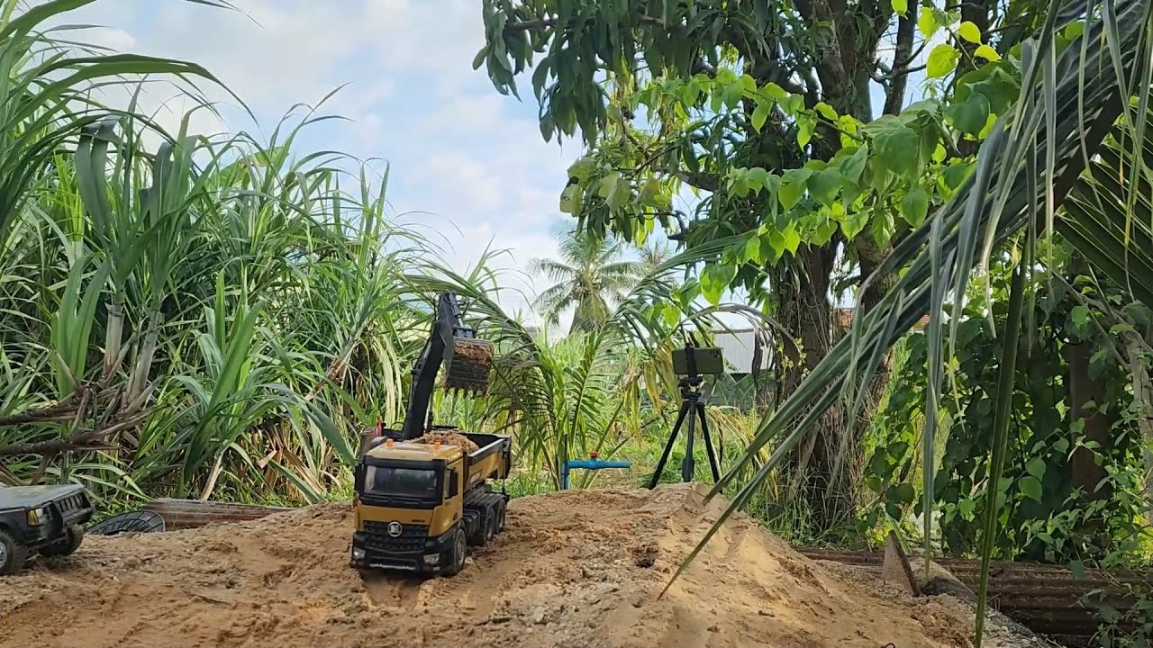 Miniature Job Site: Huina Fleet in Action
