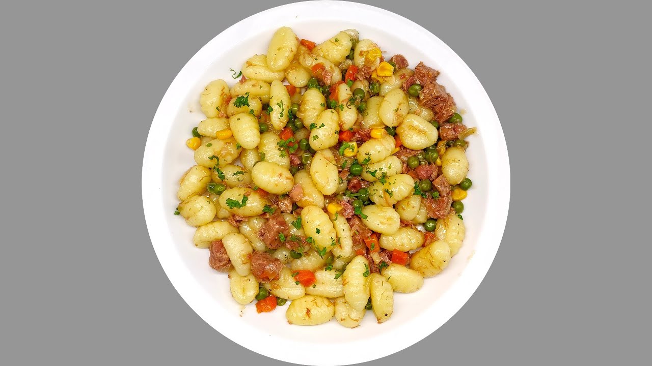 Картофельные ньокки с консервированной свининой и овощами | Быстрый и недорогой обед за 20 минут!