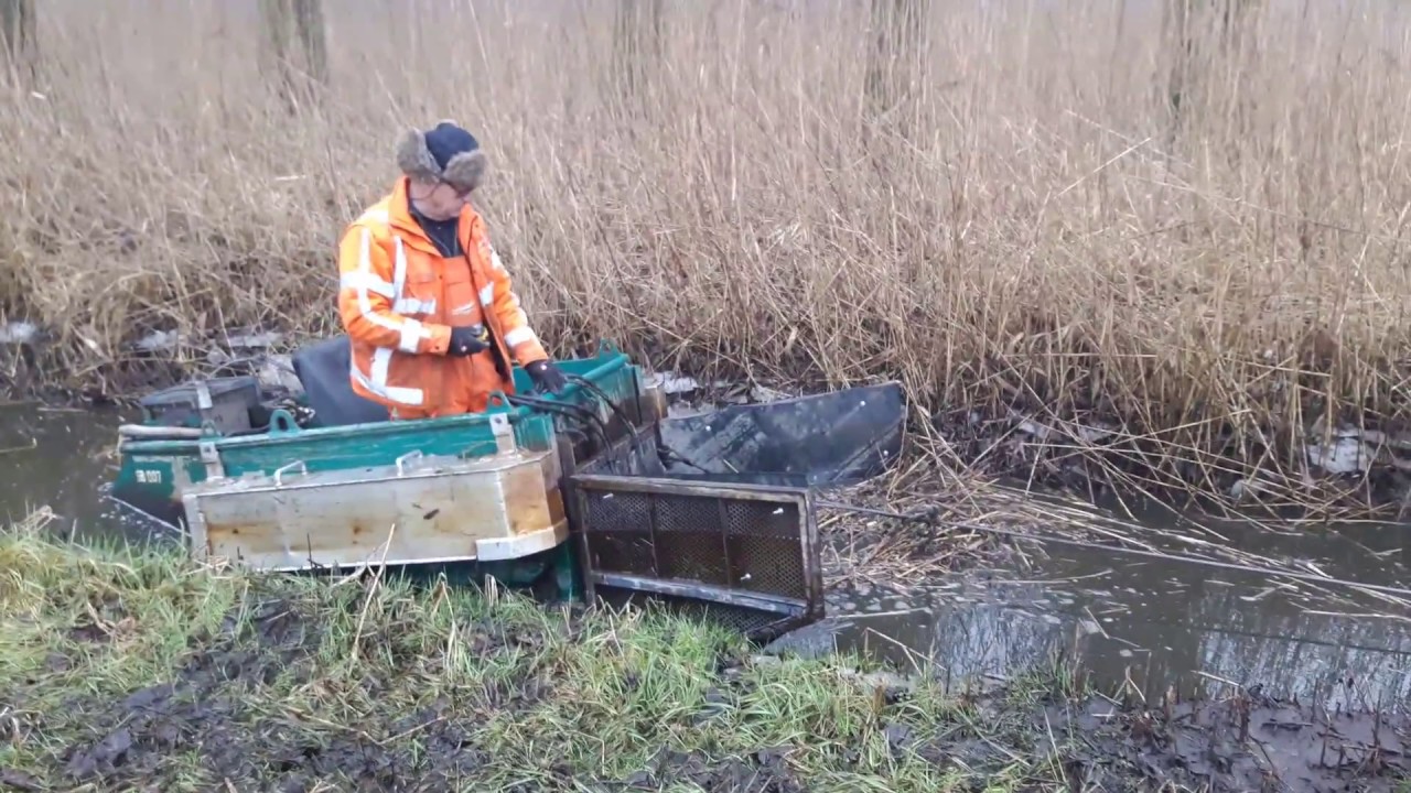Mest opruimen in een Brabants natuur gebied met micro schuifboot