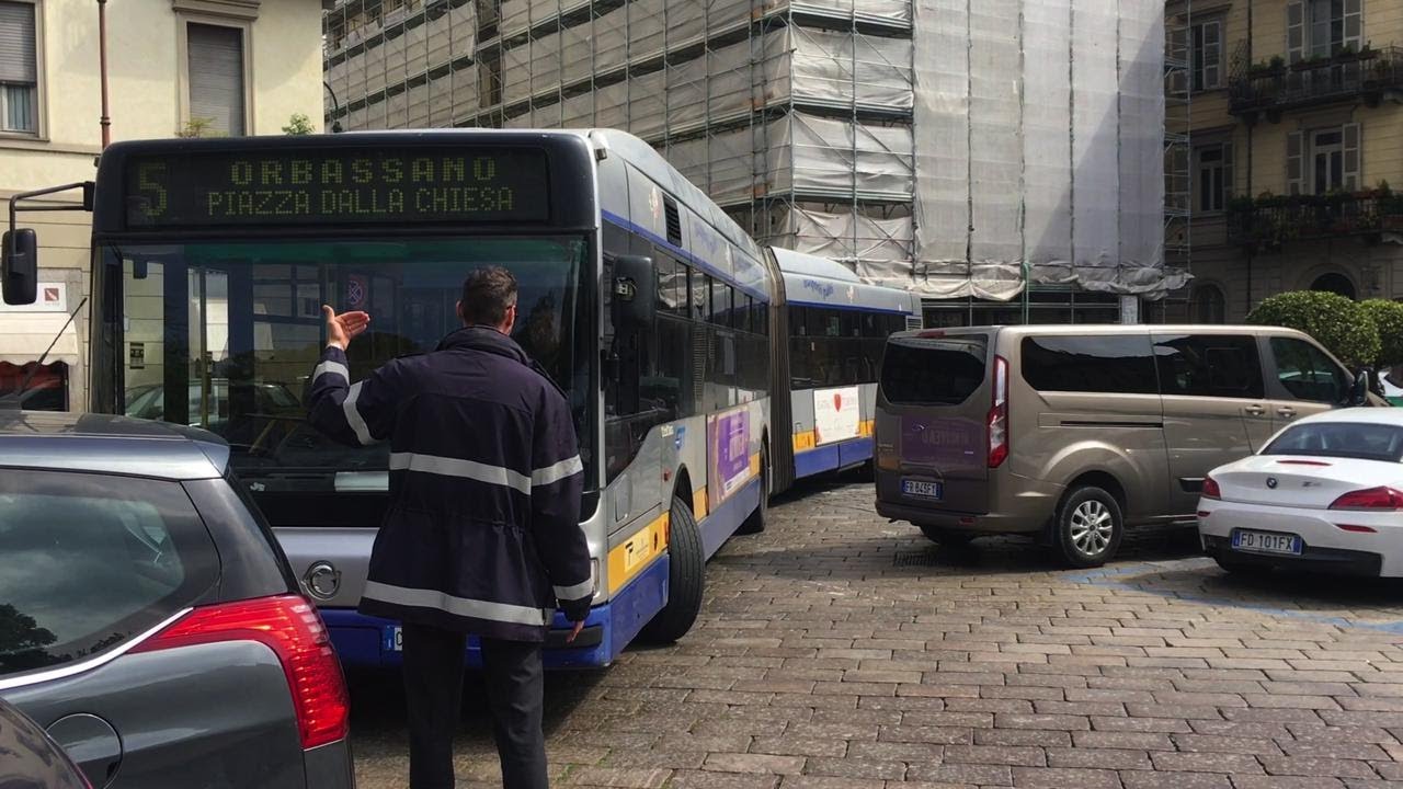 Torino, bus bloccato dalle auto in sosta selvaggia: decine di manovre per proseguire la corsa