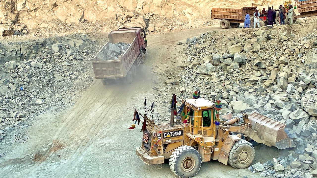 Very Biggest Stone 😳 The powerful Caterpillar 966 loaded for dumptruck 🗯️