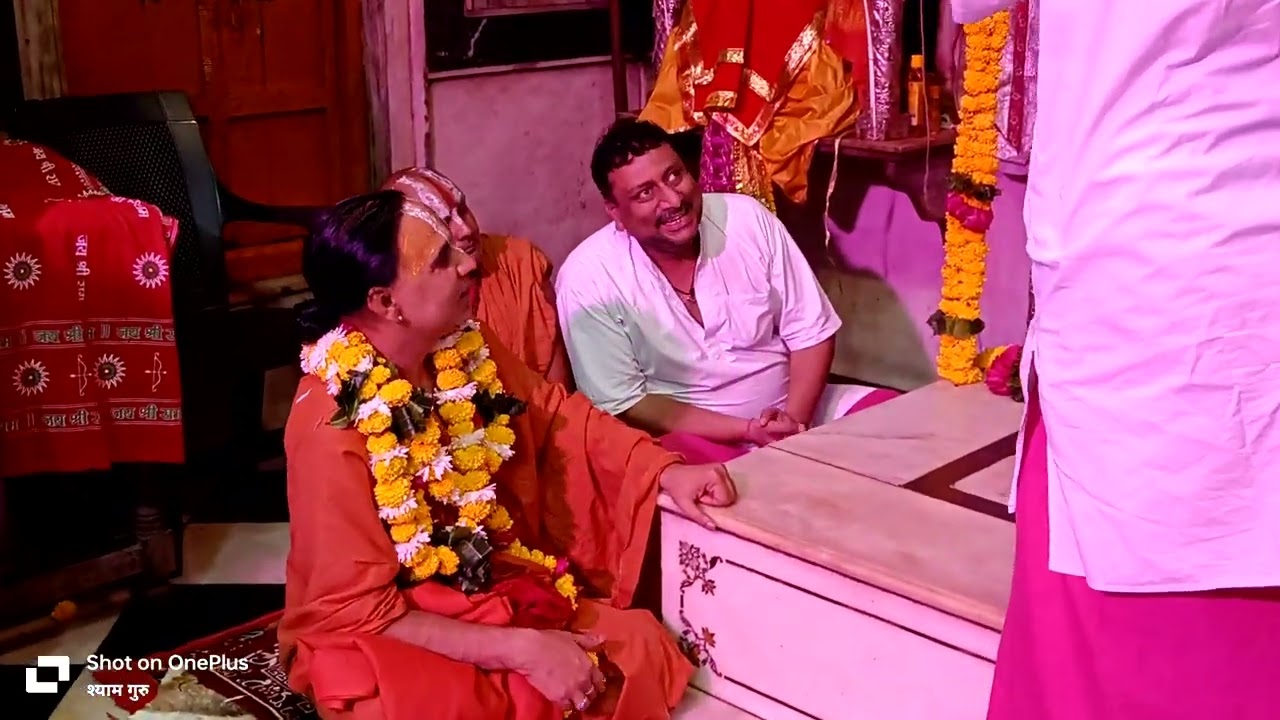 परम पूज्य राघवाचार्य जी महाराज प्राचीन  लंगड़े की चौकी हनुमान जी महाराज के दर्शन करते हुए 