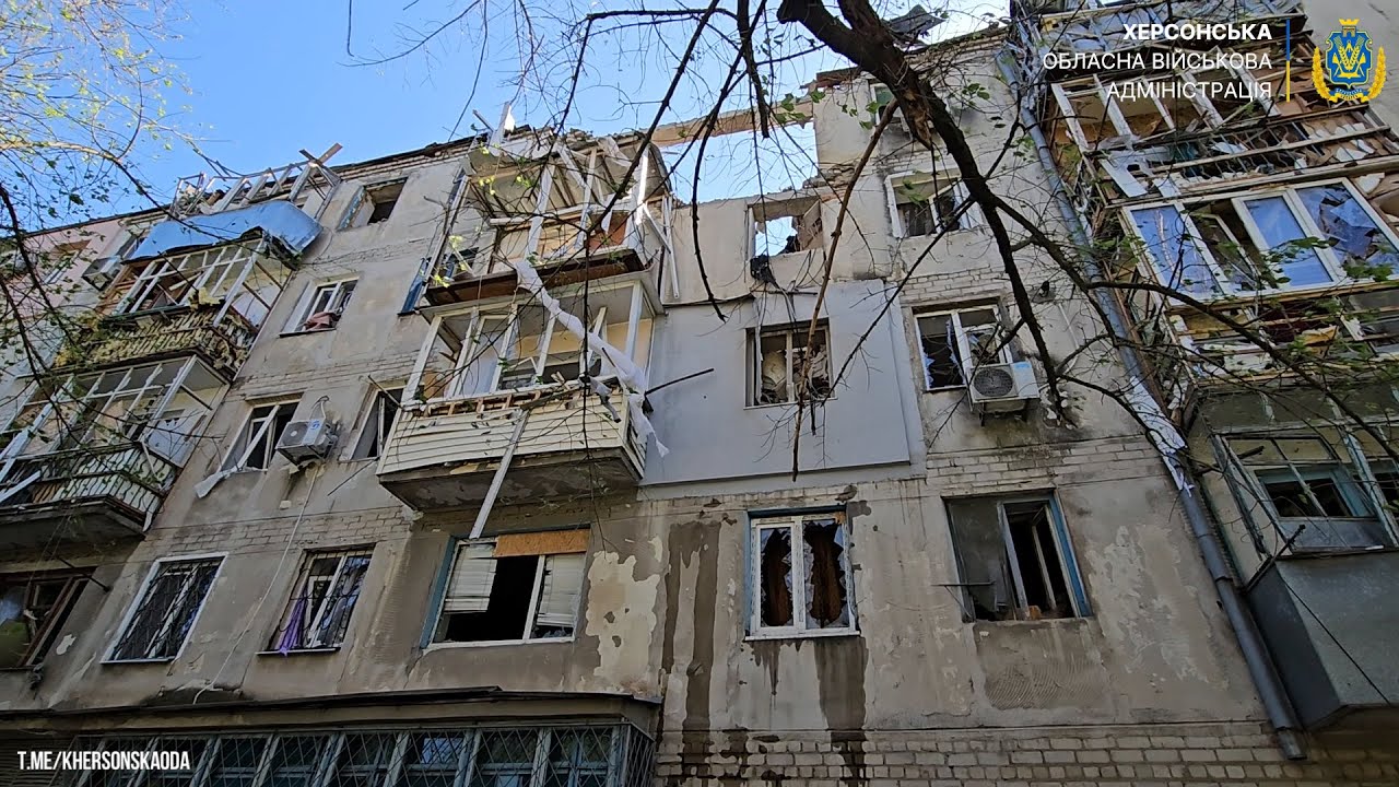Наслідки обстрілу житлового району Херсона КАБами 27.04.2025