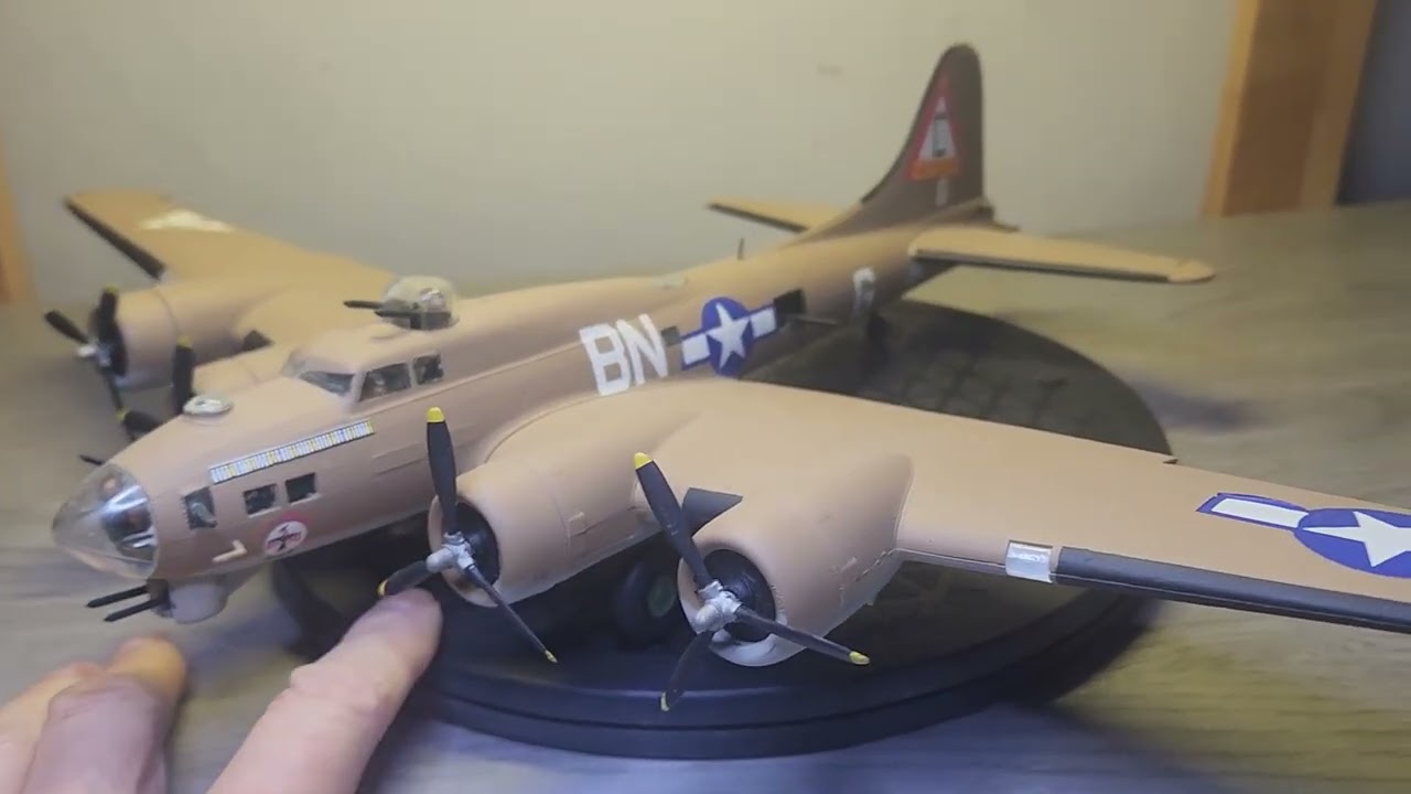 Lindberg B-17G Flying Fortress 
