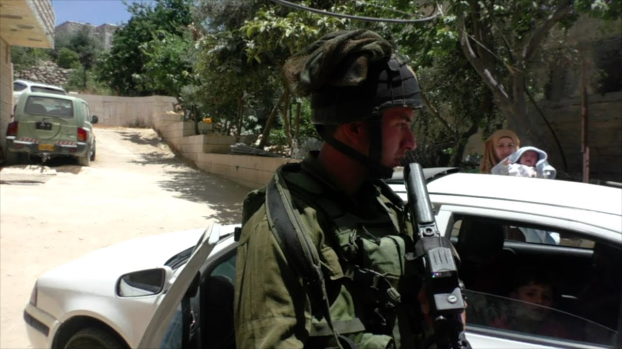 Daily life under occupation in Hebron: Soldiers harass a local family, 25 May 2017