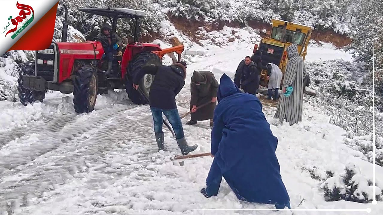 ثلوج قوية تقطع الطريق إلى 