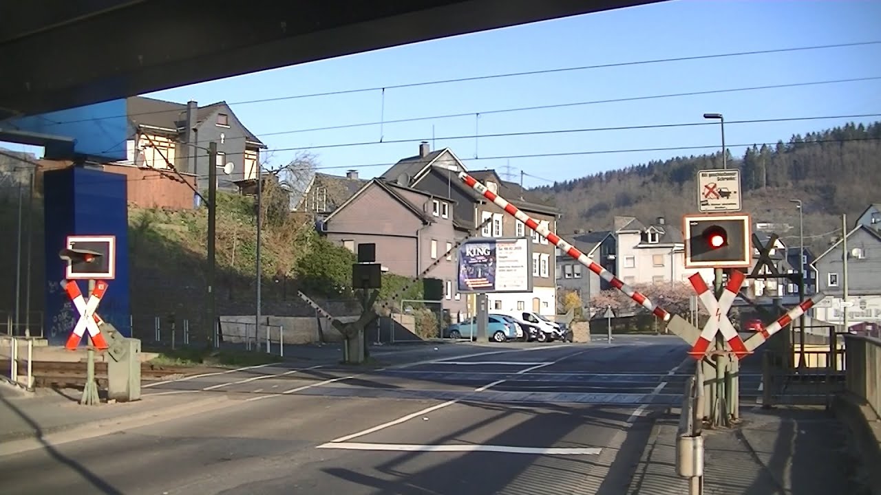 Spoorwegovergang Niederschelden Nord (D) // Railroad crossing // Bahn&uuml;bergang