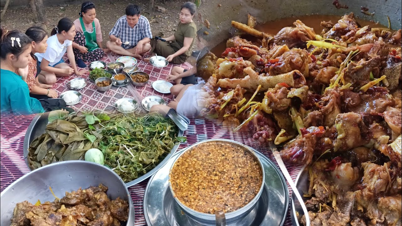 Karen chicken curry, eaten together as a family, is delicious.