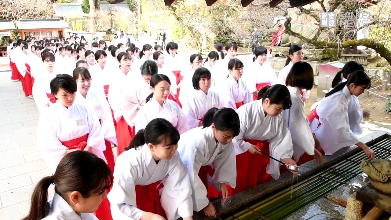 初詣に備え巫女110人が研修 京都・北野天満宮