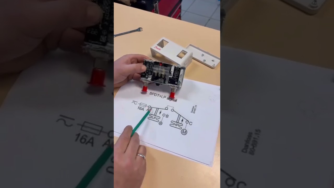 Présentation du pressostat HBP combiné.  Danfoss KP15