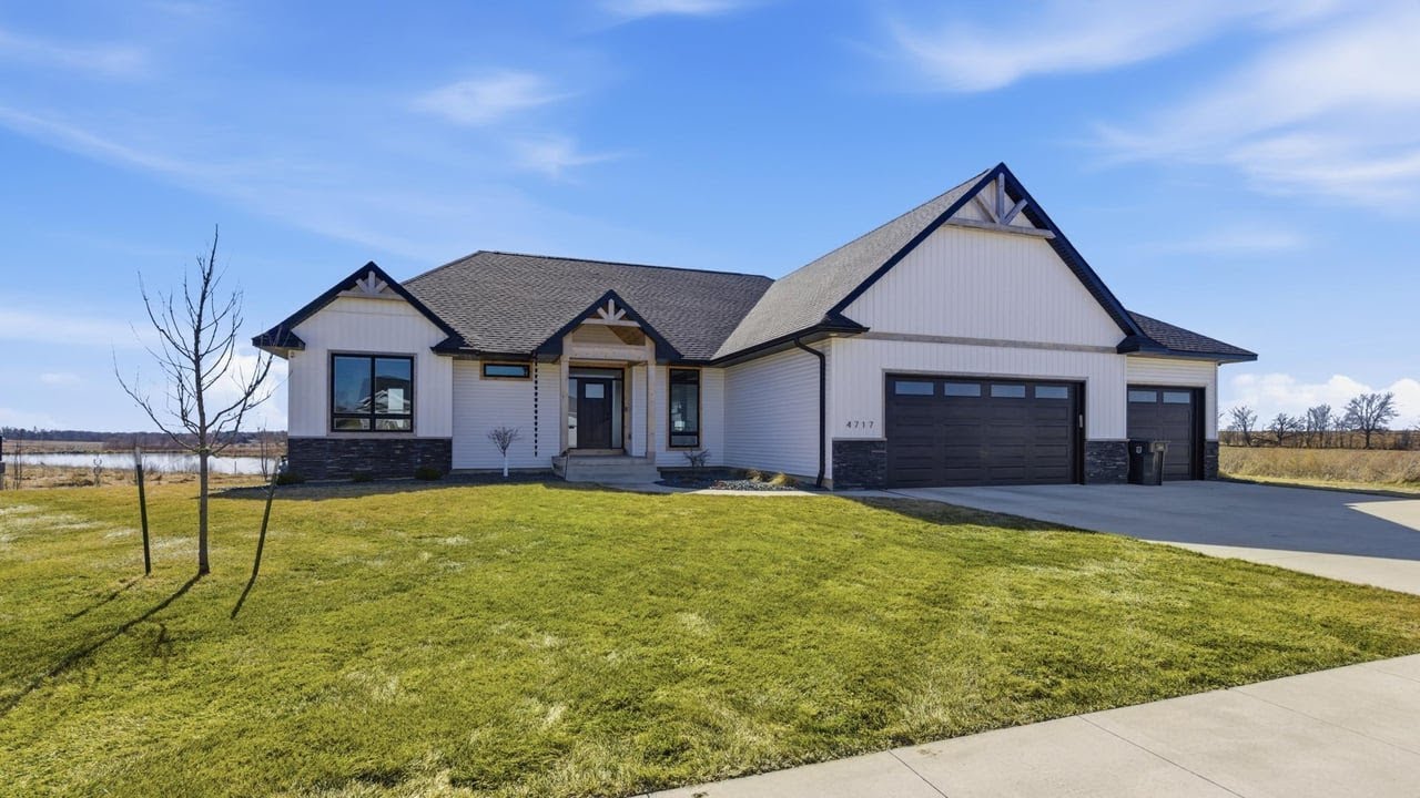 4717 Wild Horse Dr, Cedar Falls, IA