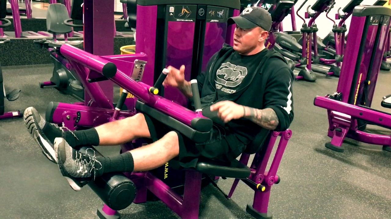 Planet Fitness — Как использовать тренажер для сгибания ног сидя