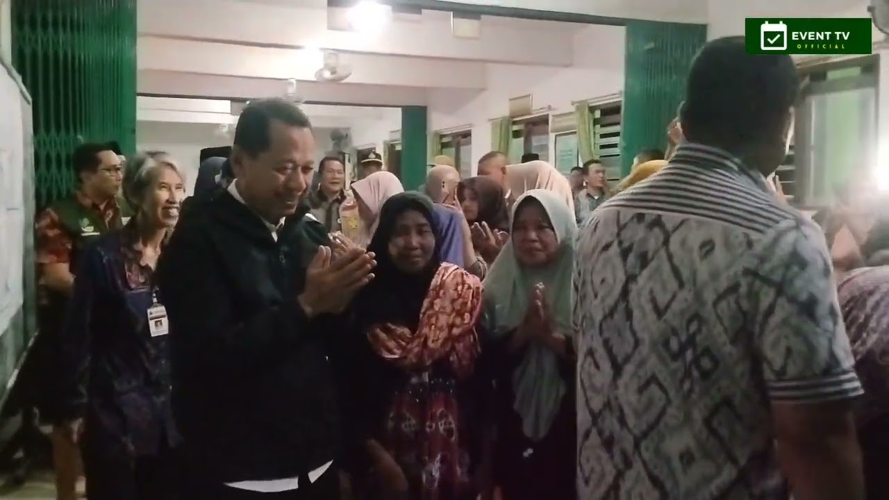 WAKIL GUBERNUR JAWA TENGAH, BUPATI DAN WAKIL BUPATI KUDUS KUNJUNGI POSKO BANJIR DESA TEMULUS