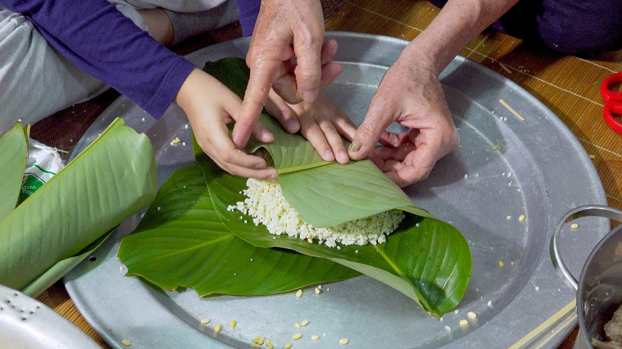 Cách ông dạy cháu trai 10 tuổi gói bánh chưng