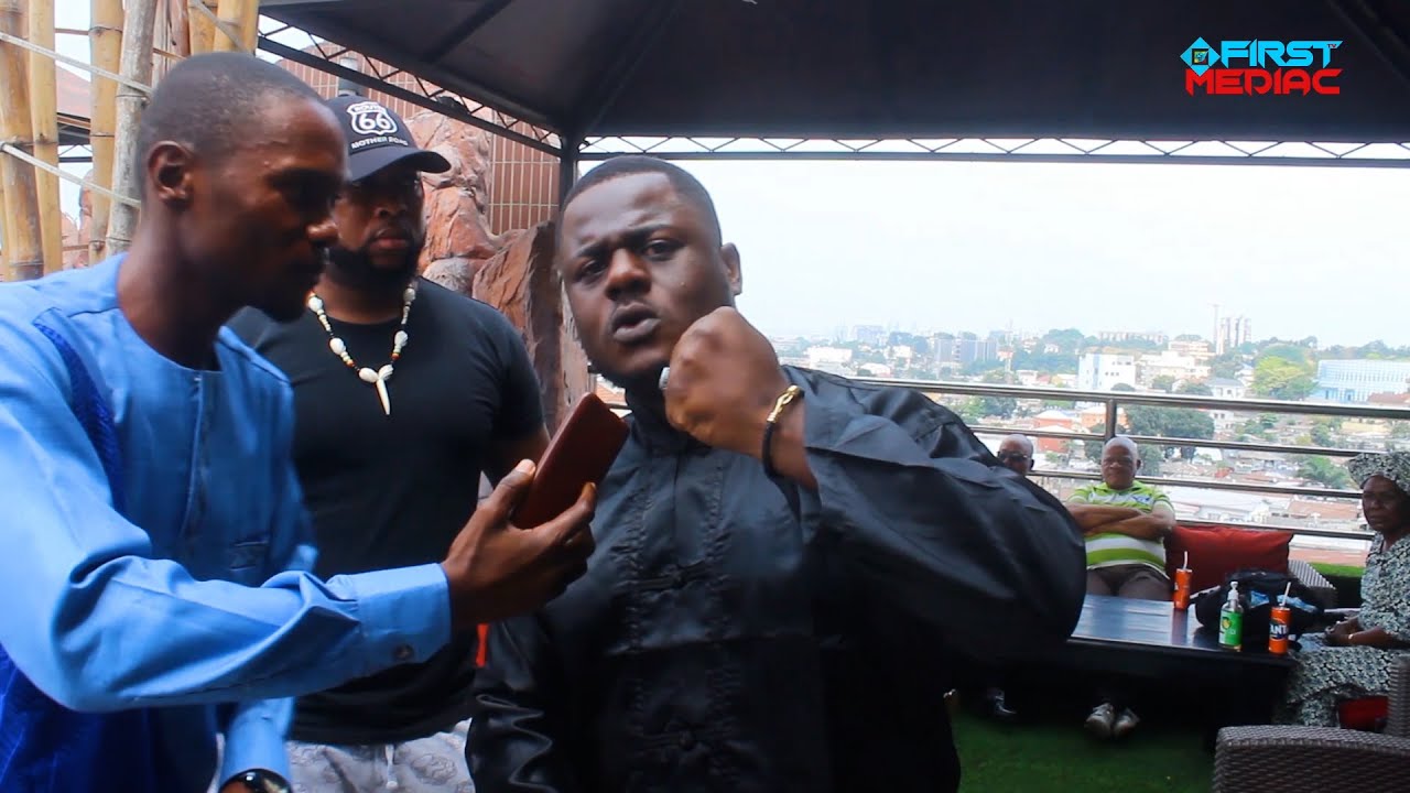 COMBAT A LA LOYALE: LE RAPPEUR MAKHALBA MALECHECK A CRACHÉ SUR LE VISAGE DU CATCHEUR NINA CHALEUR