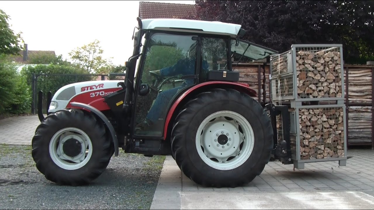 Steyr 370 Kompakt mit Saphir Dreipunkt Palettengabel in action