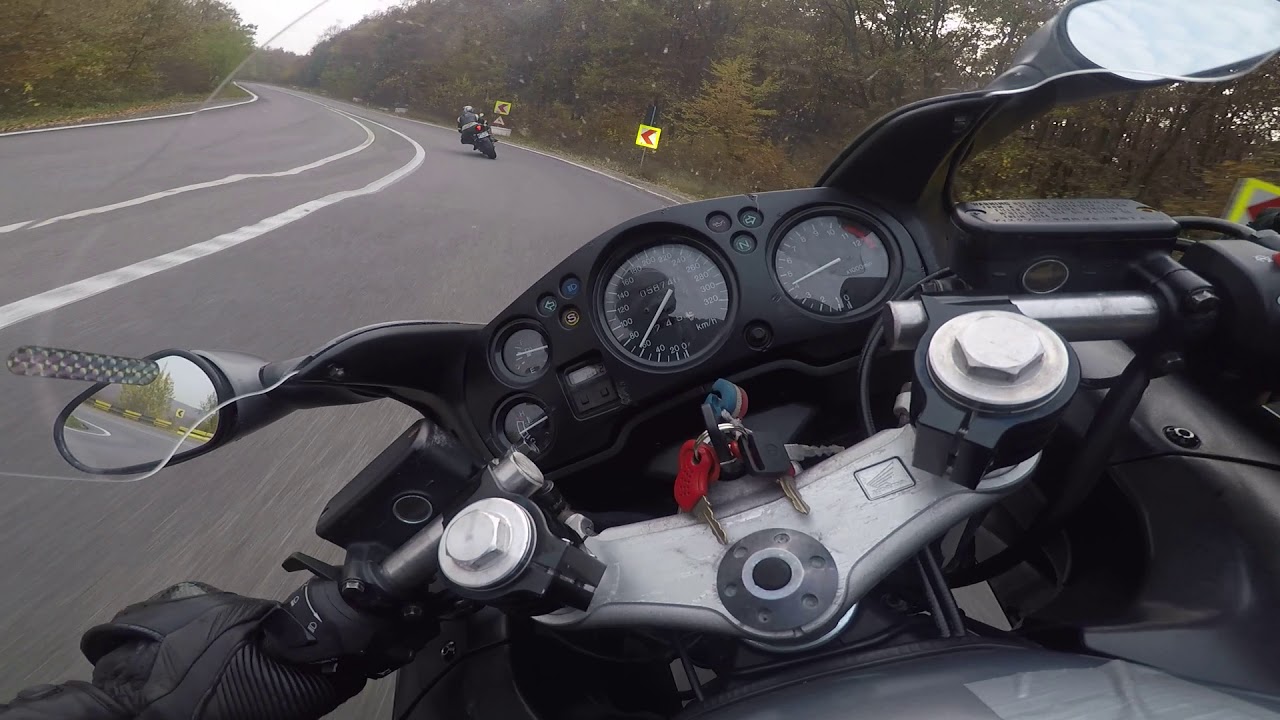 HONDA CBR 1100 XX vs YAMAHA R1