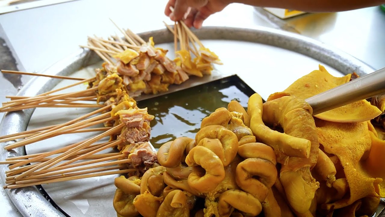 အမဲအူတုတ်ထိုး  Beef Intestines on a Stick – Yangon’s Boldest Street Food