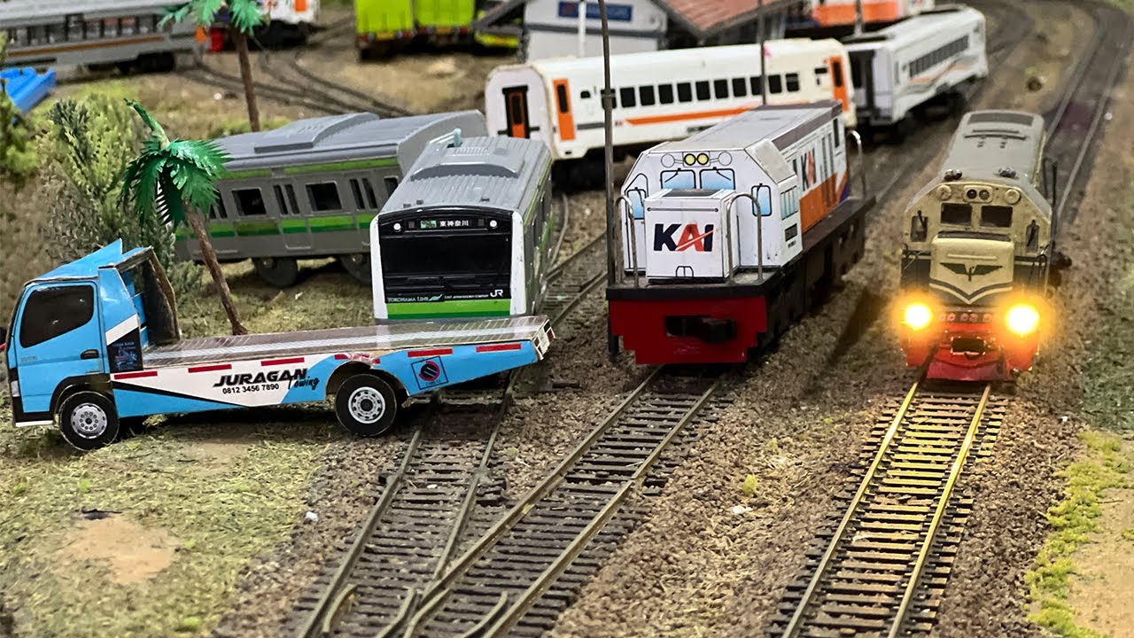 Merakit Kereta Api KRL Anjlok dari Rel Bersilang Menabrak Truk Towing Besar Sampai Terbanting
