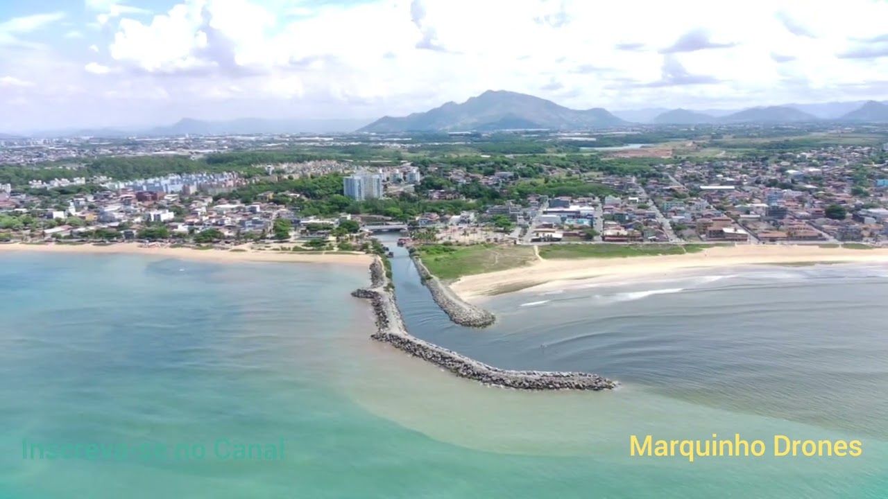 Praia de Jacaraípe e Praça encontro das águas na Serra ES. Vista por cima com Drone.