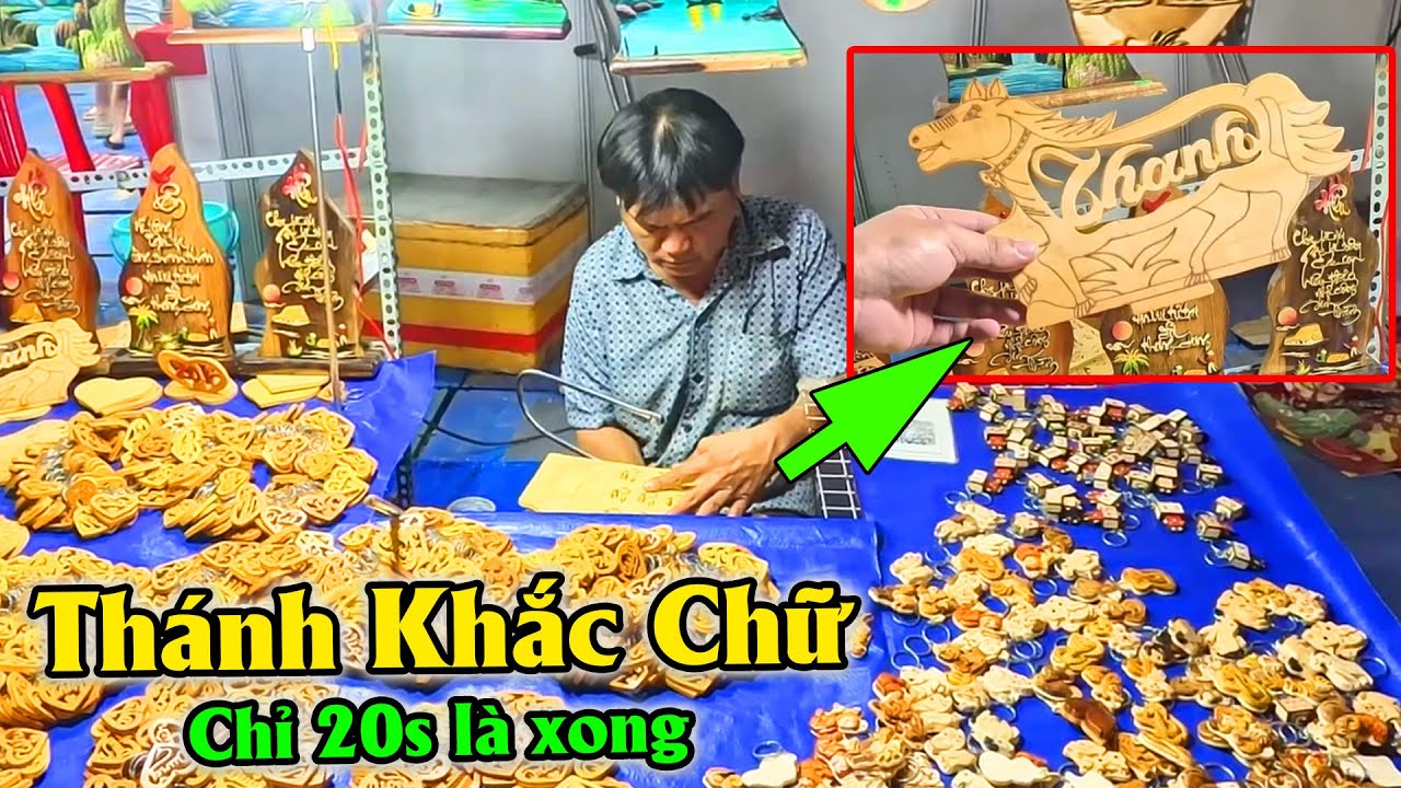 Cận Cảnh Khắc Tên Lên Gỗ Chỉ Trong 20 Giây Nghệ Nhân Thượng Thừa tại Hội Hoa Tết Vạn Phúc City