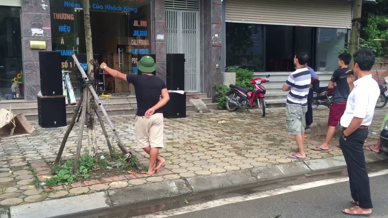 Việt mới Audio - &Aacute;nh mắt của cha test loa trước khi giao h&agrave;ng
