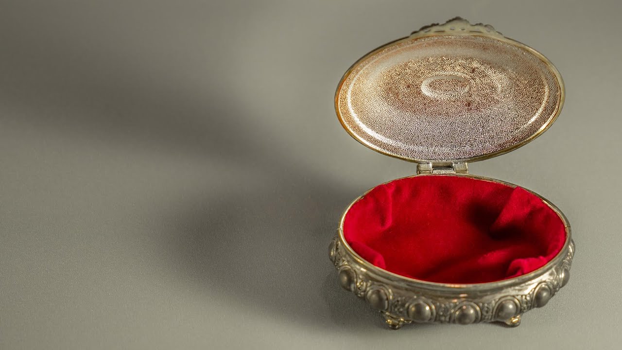 Pro Tips For Shopping Vintage Collectibles | Small Beautiful Things Founder Stacy London