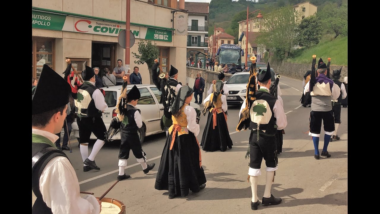 DESFILE BANDAS DE GAITAS.   QUIRÓS - ASTURIAS 2017