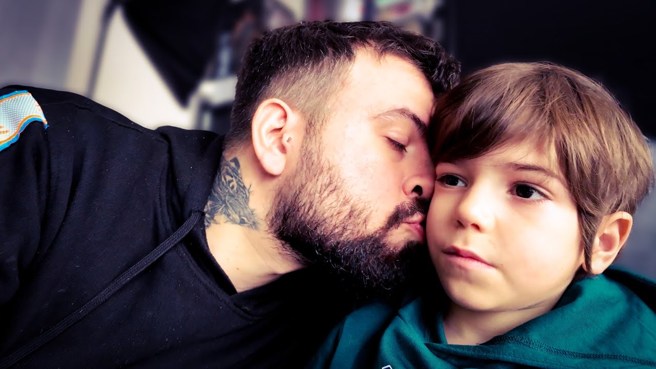 VITA DA PAPA' - LEO GIOCA A SPIDER-MAN SU PS5