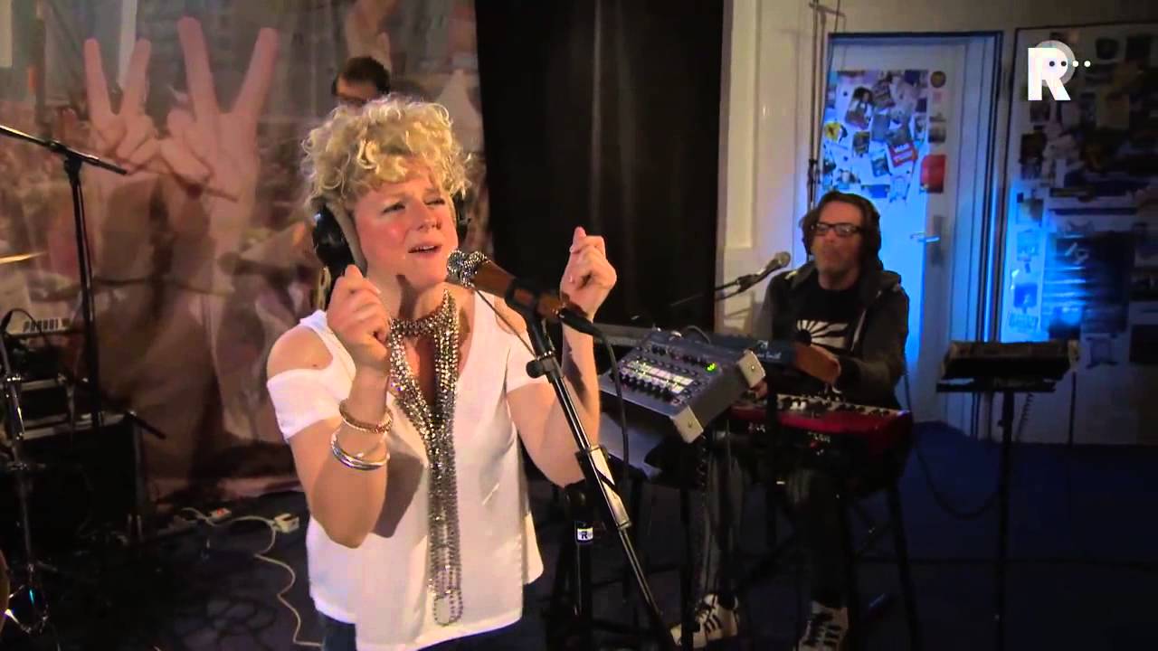 Laura Vane & The Vipertones - Hot money - Live