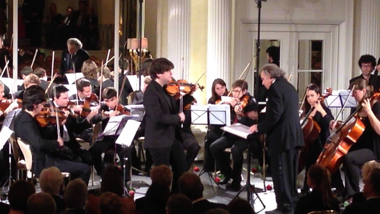 Fedor Rudin plays Hora staccato