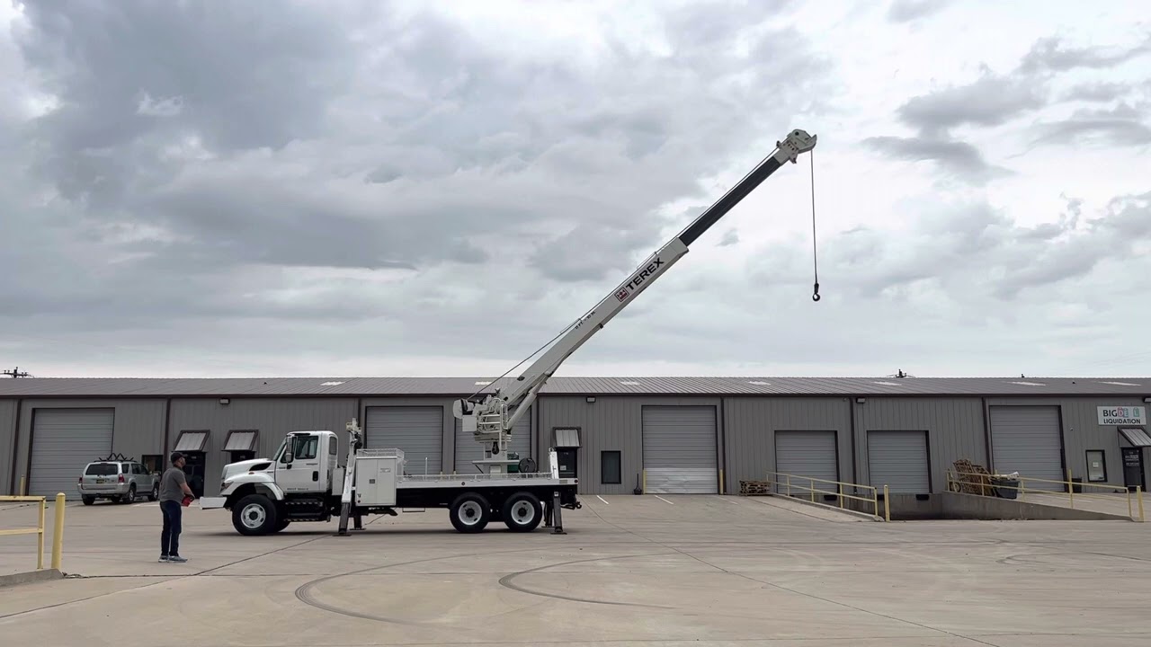 2011 International 7500 Derrick Crane Boom Truck 65 Foot Only 14k miles!