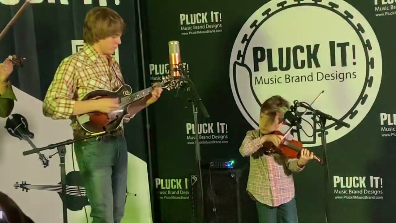 Wyatt Ellis w/ kid fiddler.  From SPBGMA 2024.