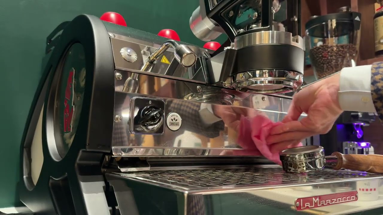 BACKFLUSHING LA MARZOCCO LEVA X #lamarzocco #coffeemachine #coffee 