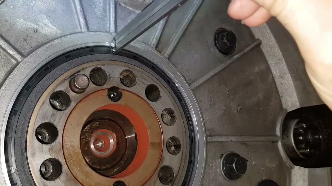 Renault Premium DXI, замена заднего сальника коленвала.
