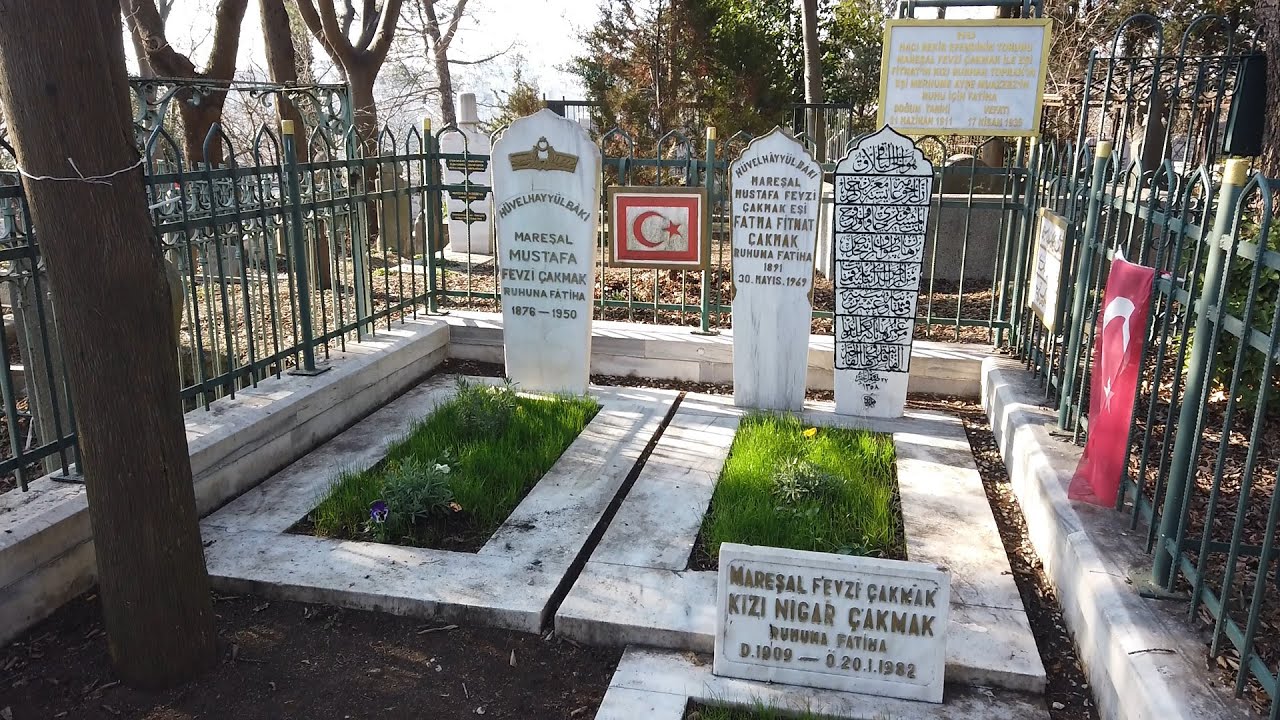 Necip Fazıl Kısakürek, Mareşal Fevzi Çakmak ve Mevlana Küçük Hüseyin Kabirleri, Eyüpsultan Mezarlığı