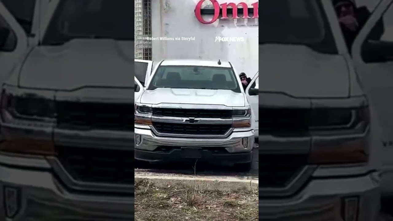 WATCH: Woman WIGGLES out of a police cruiser, TAKES OFF RUNNING #shorts #us #news