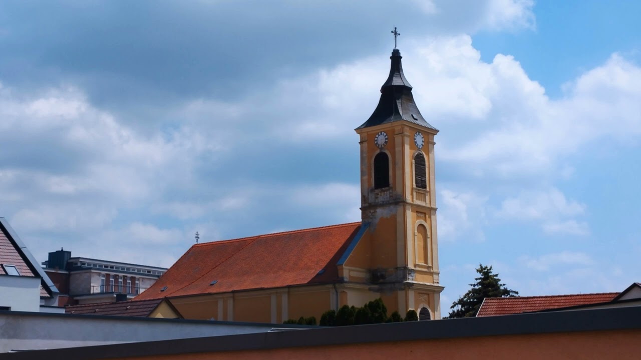 MOHÁCS (H-BA) - A Szent Mihály templom nagyharangja (déli harangszó) (kintről / exterior)