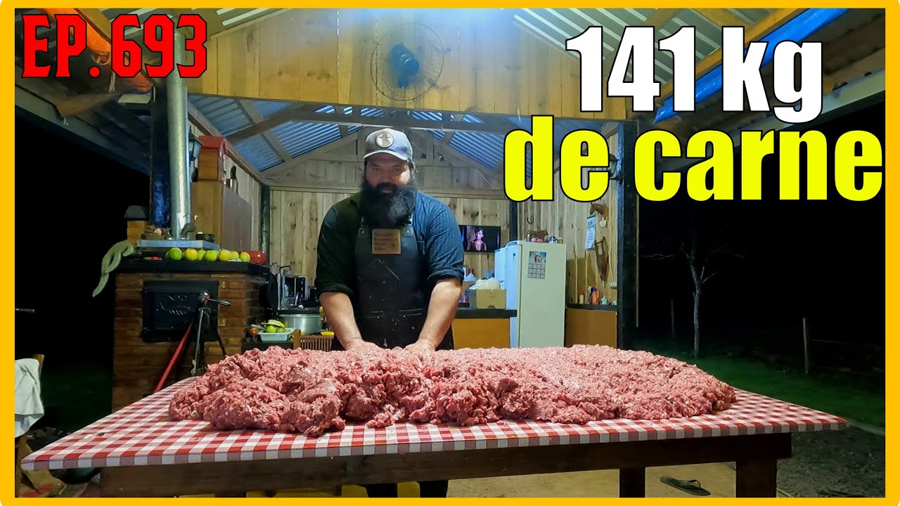 busquei a carne do porco // hora de moer e temperar pra fazer salame