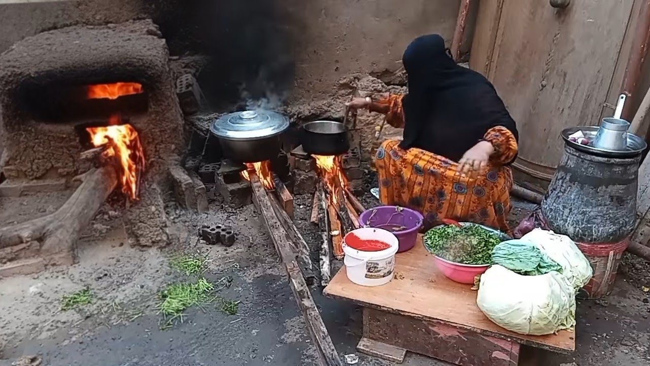  الست اللي شايله المسؤوليه ثقيله قبل م طروح الشغل تصحى من الفجر تولع الكانون تخبز تفطر وتغسل تطبخ  