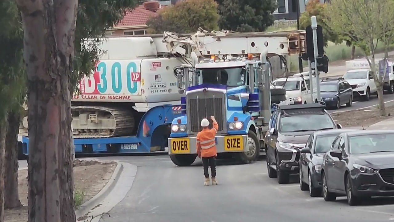 Melbourne mishap: Hi haul truck with piling Rig CB300XP stuck in Coburg,a must watch for New drivers