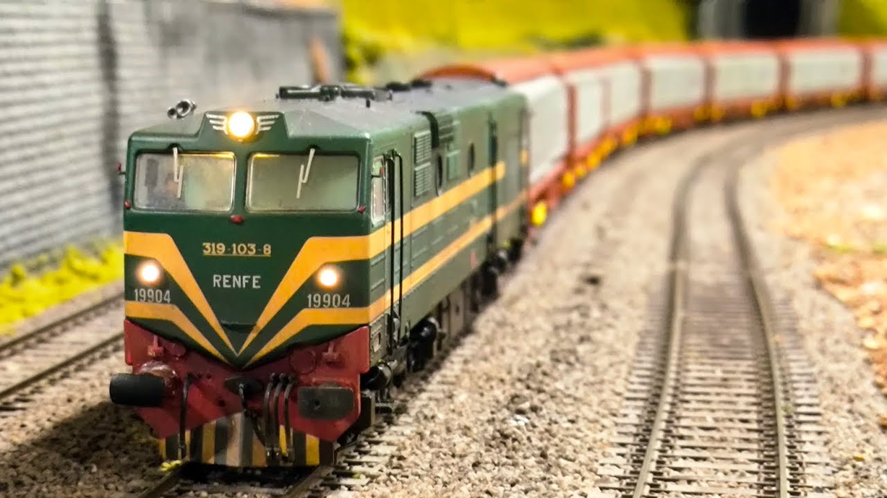 Renfe 319 y vagones Transfesa.