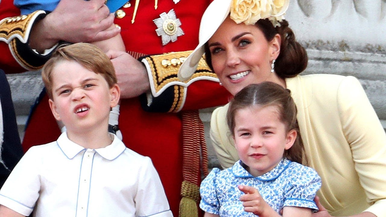 Prinzessin Charlotte - So macht man das, George! Hier zeigt sie ihrem Bruder, wie es geht