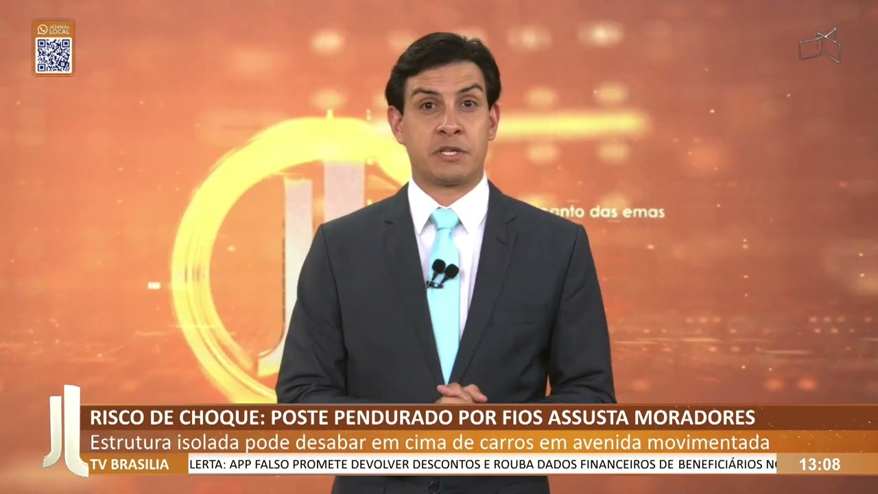 JL - Risco de choque: poste pendurado por fios assusta moradores