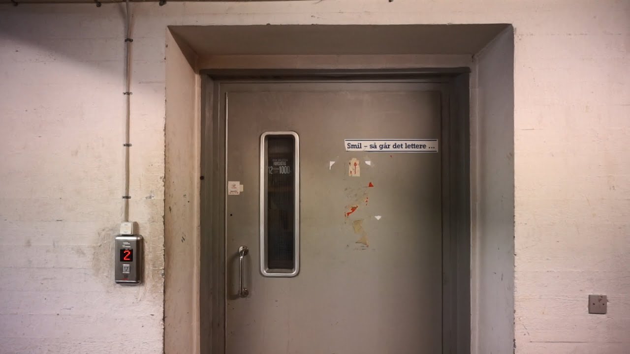 Machine Room! 1968 Siemens (DEVE?) hydraulic elevator (2017 mod) @ Ryesgade 18-20, Aarhus, Denmark