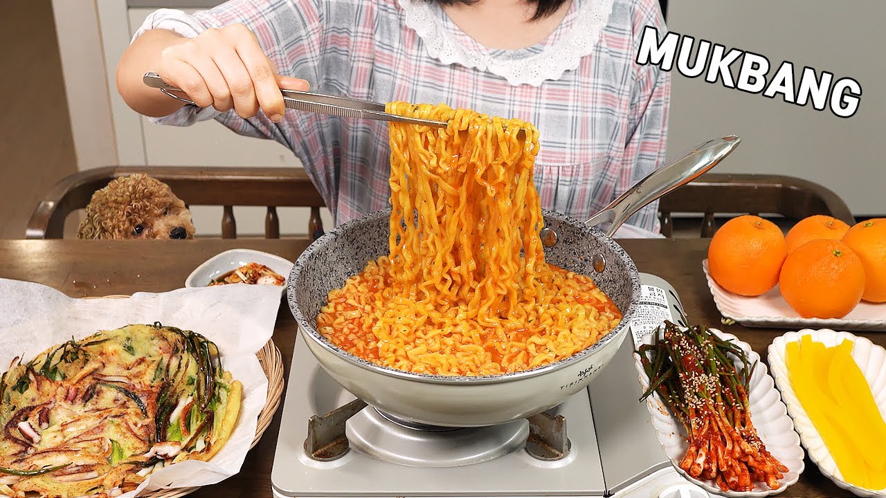 Готовим Мукбанг :)Карбо Булдак Обжаренная лапша, кимчи с зеленым луком, блины с кальмарами.